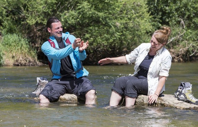Bei der Donaufelsentour muss man am Jägerhaus die Donau auf Trittsteinen überqueren - manche machen dort einfach noch eine Pause.<span class='image-autor'>Foto: Donaubergland-Tourismus</span>