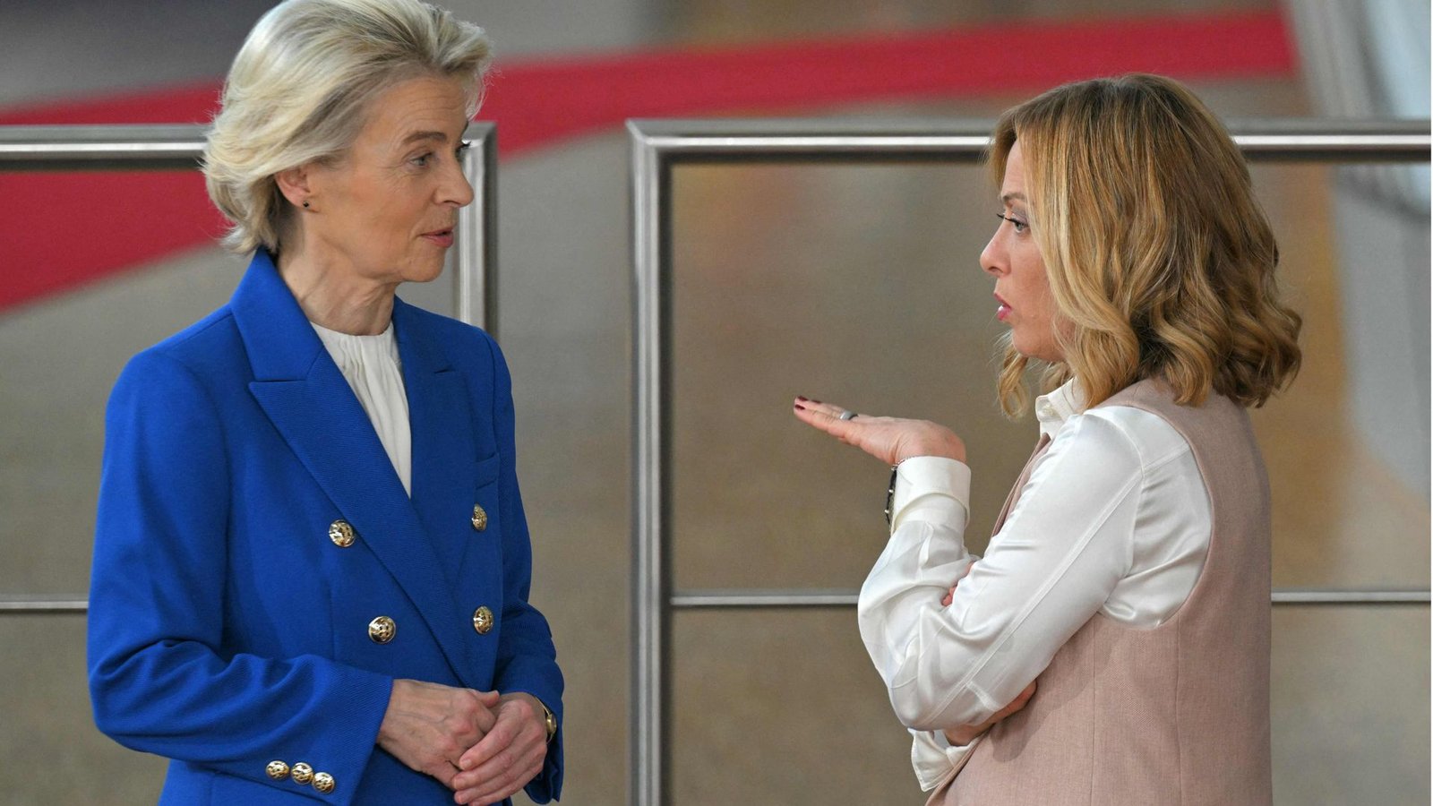 Italiens Premierministerin Giorgia Meloni (rechts) wird für ihre harten Kurs in Sachen Migration sogar von EU-Kommissionspräsidentin Ursula von der Leyen gelobt.Foto: AFP/NICOLAS TUCAT Italiens Premierministerin Giorgia Meloni (rechts) wird für ihre harten Kurs in Sachen Migration sogar von EU-Kommissionspräsidentin Ursula von der Leyen gelobt.Foto: AFP/NICOLAS TUCAT