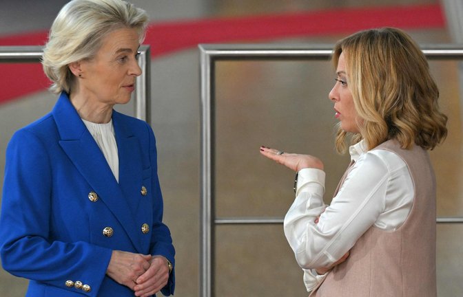 Italiens Premierministerin Giorgia Meloni (rechts) wird für ihre harten Kurs in Sachen Migration sogar von EU-Kommissionspräsidentin Ursula von der Leyen gelobt.<span class='image-autor'>Foto: AFP/NICOLAS TUCAT</span>