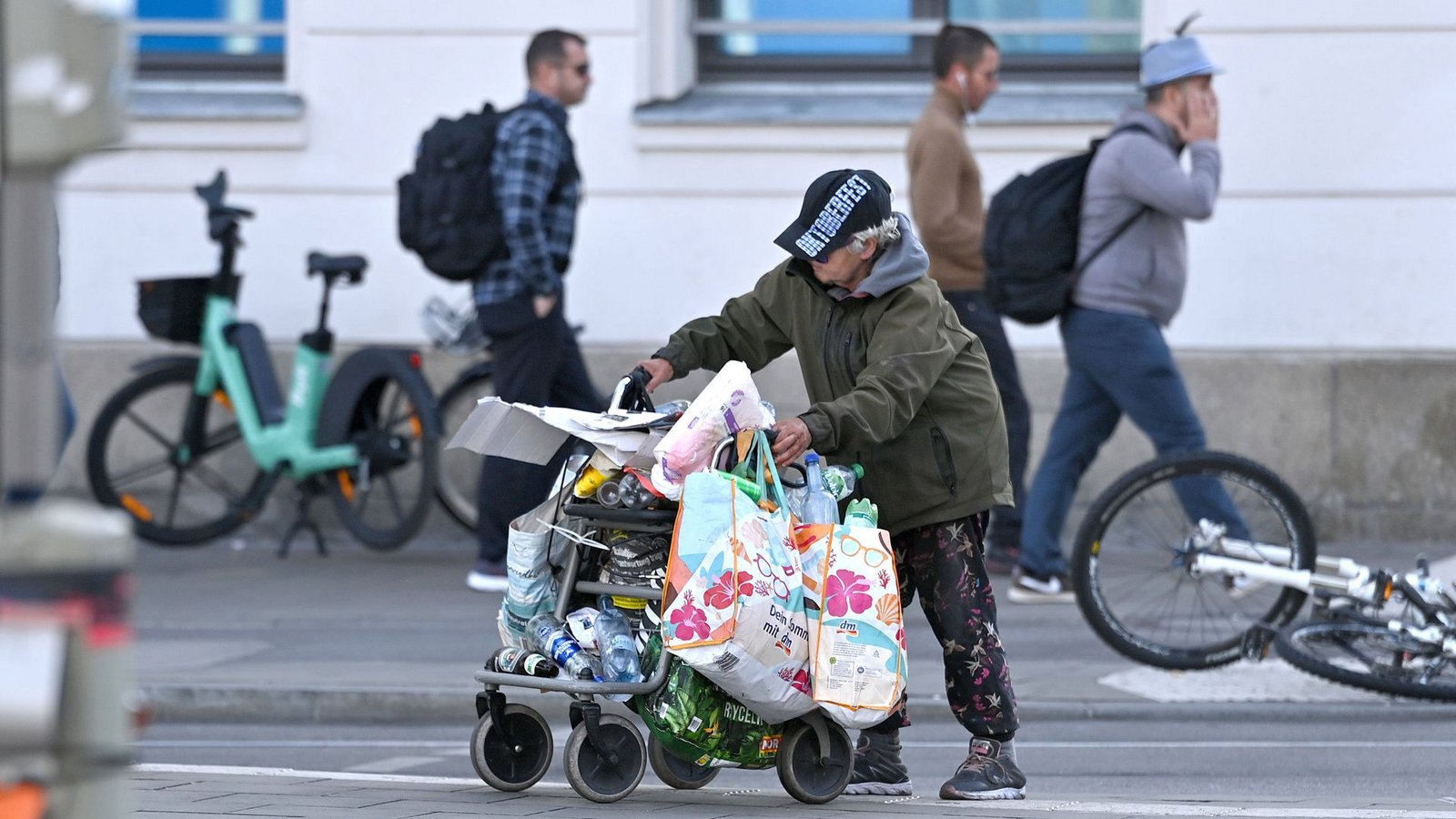 Viele Obdachlose versuchen mit Flaschensammeln ein bisschen Geld zu verdienen.Foto: Sven Simon/Imago/Frank Hoermann