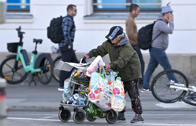 Viele Obdachlose versuchen mit Flaschensammeln ein bisschen Geld zu verdienen.<span class='image-autor'>Foto: Sven Simon/Imago/Frank Hoermann</span>