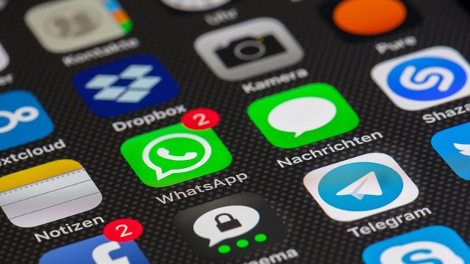 Manche WhatsApp-Nutzer brauchen ab Oktober ein neues Handy.Foto: LoboStudioHamburg / shutterstock.com Manche WhatsApp-Nutzer brauchen ab Oktober ein neues Handy.Foto: LoboStudioHamburg / shutterstock.com