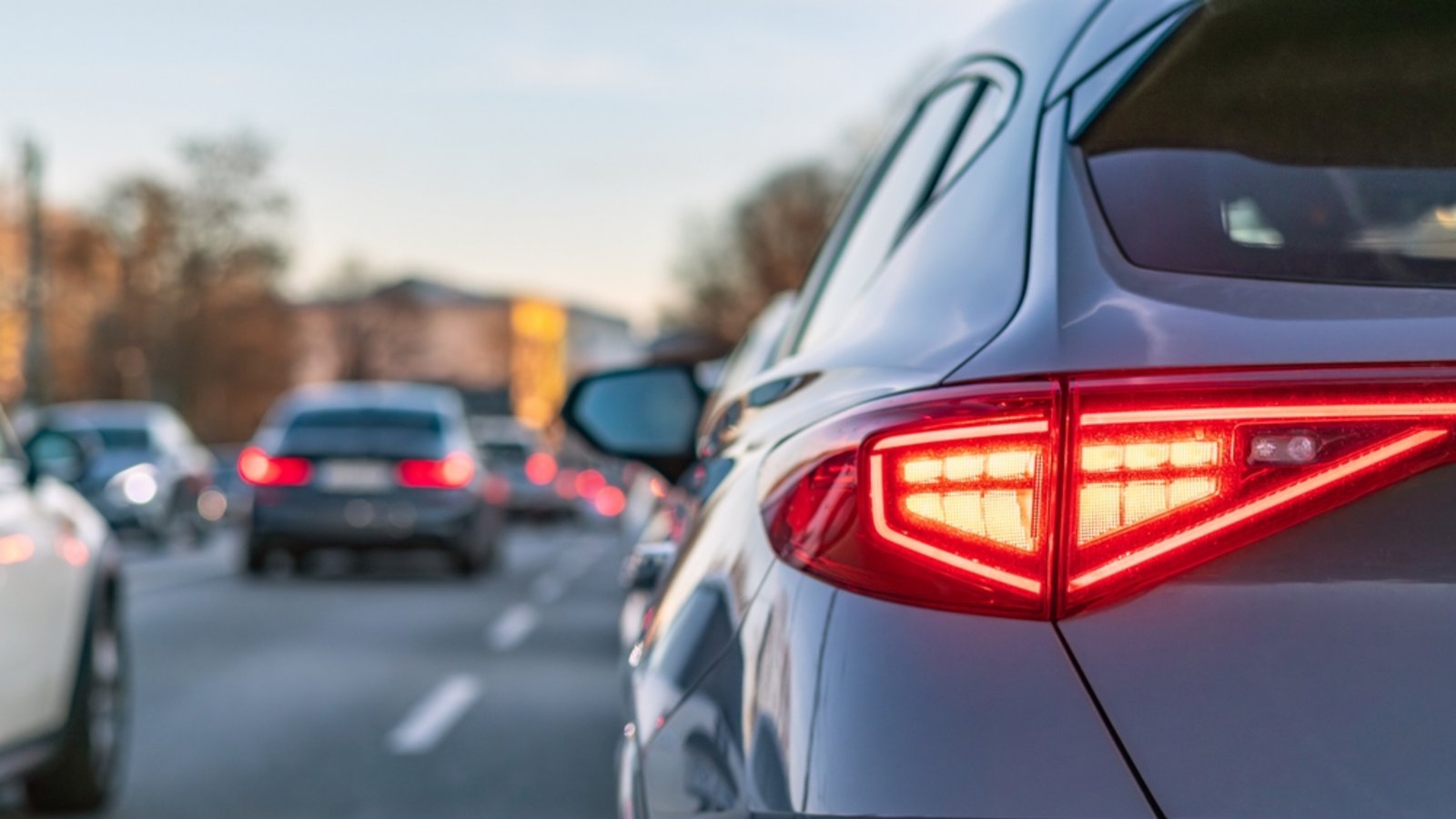 Ab Juli 2026 wird das adaptive Bremslicht für Neuwagen in der EU Pflicht. Erfahren Sie, wie das System funktioniert und warum es Leben retten kann.Foto: Canetti / Shutterstock.com Ab Juli 2026 wird das adaptive Bremslicht für Neuwagen in der EU Pflicht. Erfahren Sie, wie das System funktioniert und warum es Leben retten kann.Foto: Canetti / Shutterstock.com