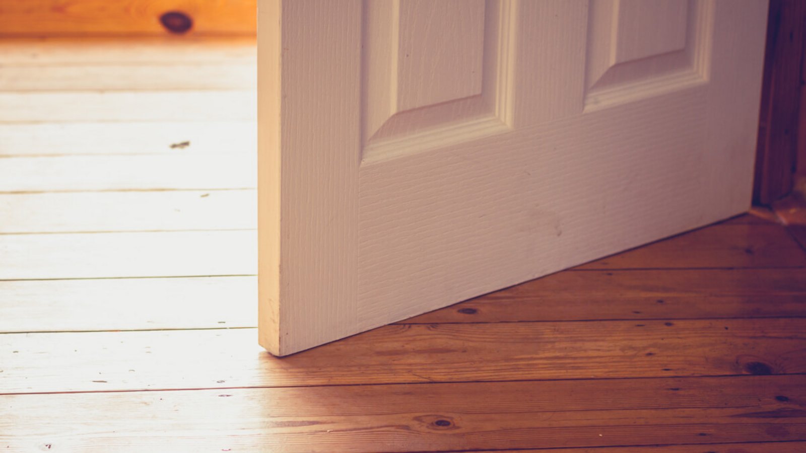 Erfahren Sie, was Sie tun können, wenn Ihre Tür am Boden schleift. 4 hilfreiche Tipps und Tricks.Foto: Lolostock / Shutterstock.com Erfahren Sie, was Sie tun können, wenn Ihre Tür am Boden schleift. 4 hilfreiche Tipps und Tricks.Foto: Lolostock / Shutterstock.com