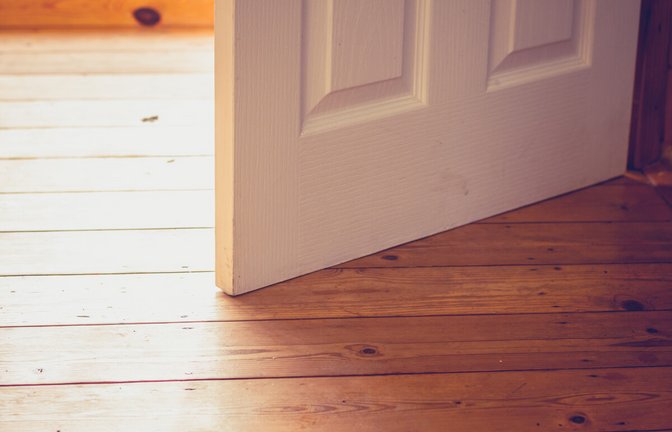 Erfahren Sie, was Sie tun können, wenn Ihre Tür am Boden schleift. 4 hilfreiche Tipps und Tricks.<span class='image-autor'>Foto: Lolostock / Shutterstock.com</span>