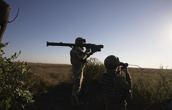 Ukrainische Soldaten nahe Bachmut. Das Land wird wohl über Jahre westliche Unterstützung brauchen<span class='image-autor'>Foto: dpa/AP/Alex Babenko</span>