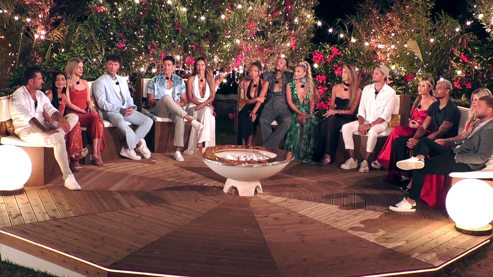 Finale bei "Love Island VIP" 2025: Die Ex-Islander wählen, welches Couple als Sieger nach Hause fliegt.Foto: RTLZWEI Finale bei "Love Island VIP" 2025: Die Ex-Islander wählen, welches Couple als Sieger nach Hause fliegt.Foto: RTLZWEI