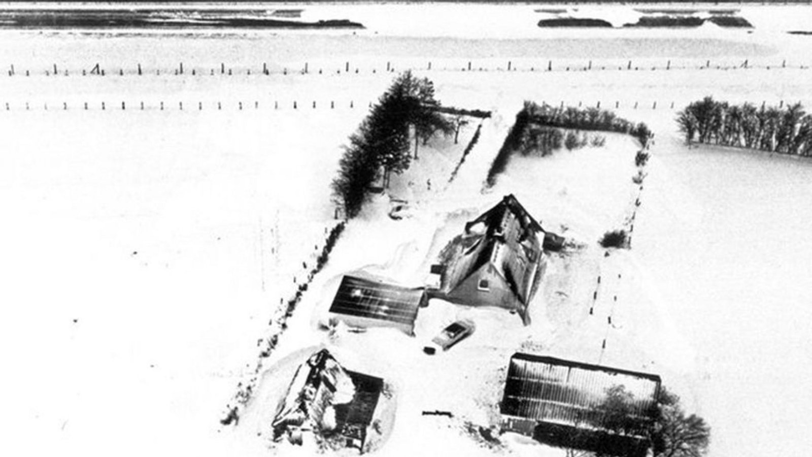 Ein von der Außenwelt abgeschnittener Bauernhof in Schleswig-Holstein.Foto: dpa