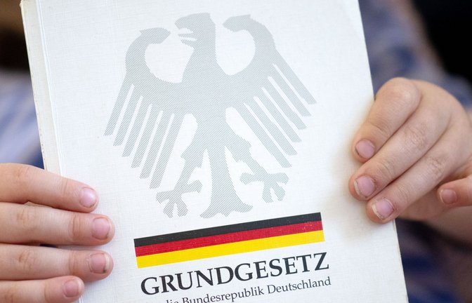 Eine Erfolgsgeschichte seit 75 Jahren: das Grundgesetz.<span class='image-autor'>Foto: dpa/Hendrik Schmidt</span>