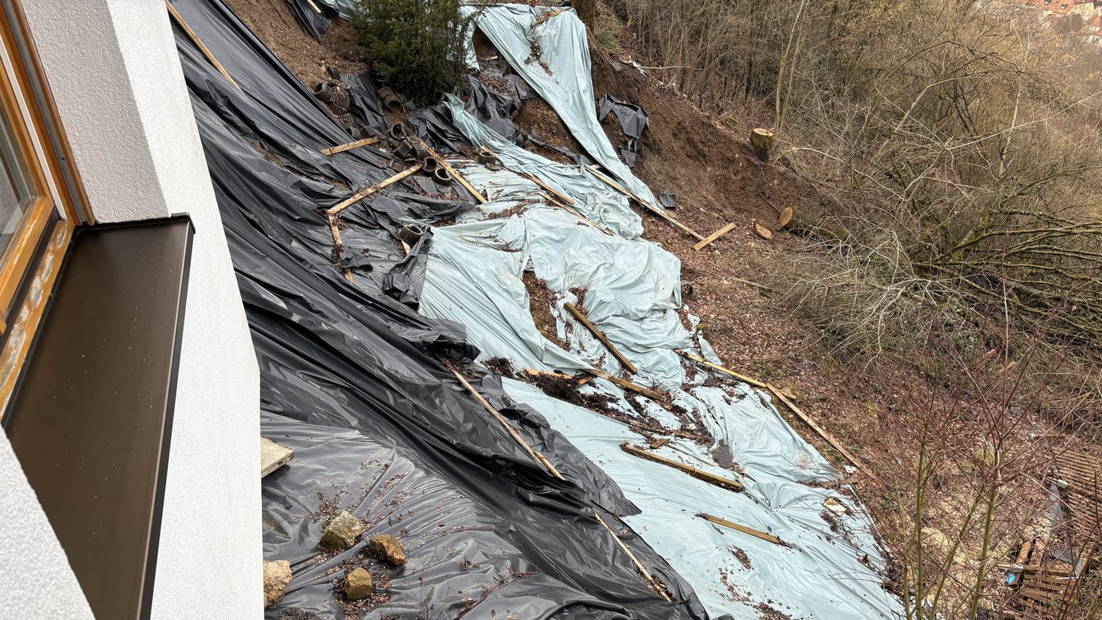 Von einem Hangrutsch in Schwäbisch Gmünd sind drei Häuser betroffen. Mit einer riesigen Plane versuchen die Eigentümer das Wasser abzuleiten – als kurzfristige Maßnahme.Foto: STZN/Dürr Von einem Hangrutsch in Schwäbisch Gmünd sind drei Häuser betroffen. Mit einer riesigen Plane versuchen die Eigentümer das Wasser abzuleiten – als kurzfristige Maßnahme.Foto: STZN/Dürr