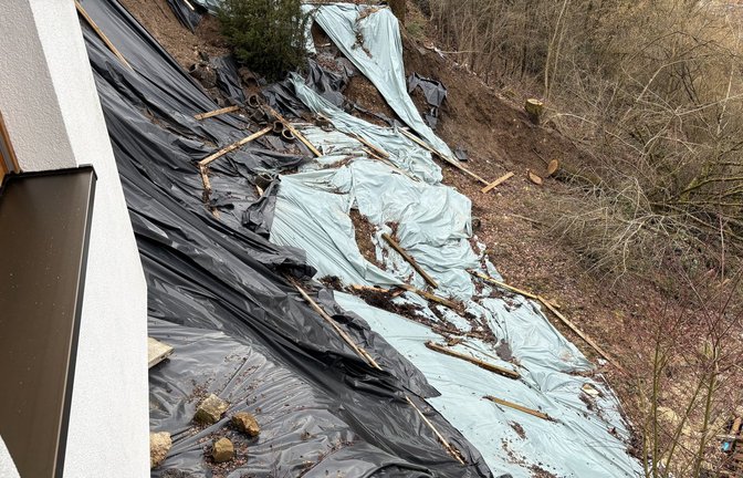 Von einem Hangrutsch  in Schwäbisch Gmünd sind drei Häuser betroffen. Mit einer riesigen Plane versuchen die Eigentümer das Wasser abzuleiten – als kurzfristige Maßnahme.<span class='image-autor'>Foto: STZN/Dürr</span>