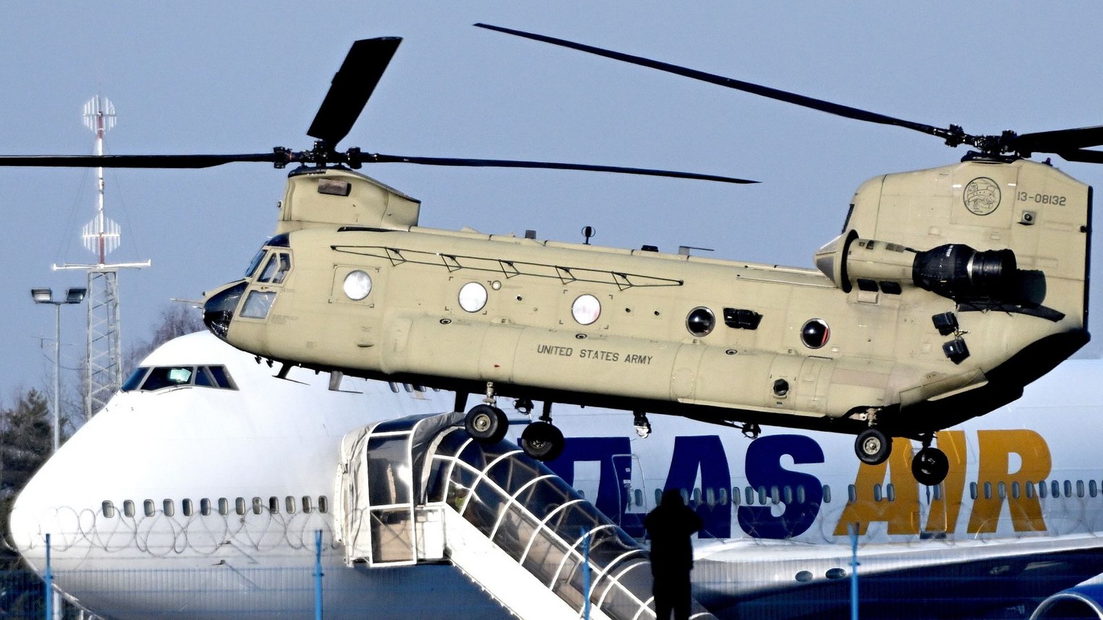 Ein Boeing CH-47 Chinook-Hubschrauber der US-Luftwaffe auf dem Flughafen in Jasionka. Die US-Soldaten trafen in Polen ein, nachdem das Pentagon die Verlegung zusätzlicher Truppen aus den USA nach Europa angekündigt hatte (Archivfoto).Foto: Darek Delmanowicz/PAP/dpa/Darek Delmanowicz Ein Boeing CH-47 Chinook-Hubschrauber der US-Luftwaffe auf dem Flughafen in Jasionka. Die US-Soldaten trafen in Polen ein, nachdem das Pentagon die Verlegung zusätzlicher Truppen aus den USA nach Europa angekündigt hatte (Archivfoto).Foto: Darek Delmanowicz/PAP/dpa/Darek Delmanowicz