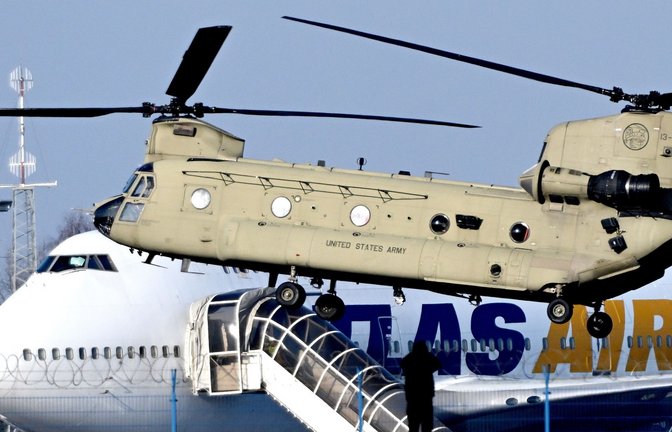 Ein Boeing CH-47 Chinook-Hubschrauber der US-Luftwaffe auf dem Flughafen in Jasionka. Die US-Soldaten trafen in Polen ein, nachdem das Pentagon die Verlegung zusätzlicher Truppen aus den USA nach Europa angekündigt hatte (Archivfoto).<span class='image-autor'>Foto: Darek Delmanowicz/PAP/dpa/Darek Delmanowicz</span>