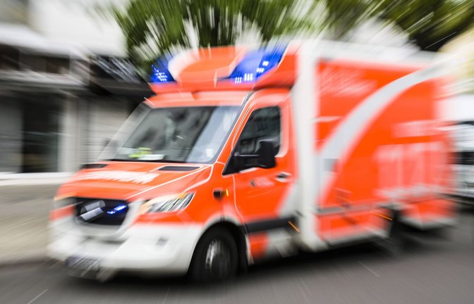 Der Mann kam mit schweren Verletzungen in ein Krankenhaus. (Symbolbild)<span class='image-autor'>Foto: IMAGO/Schöning</span>