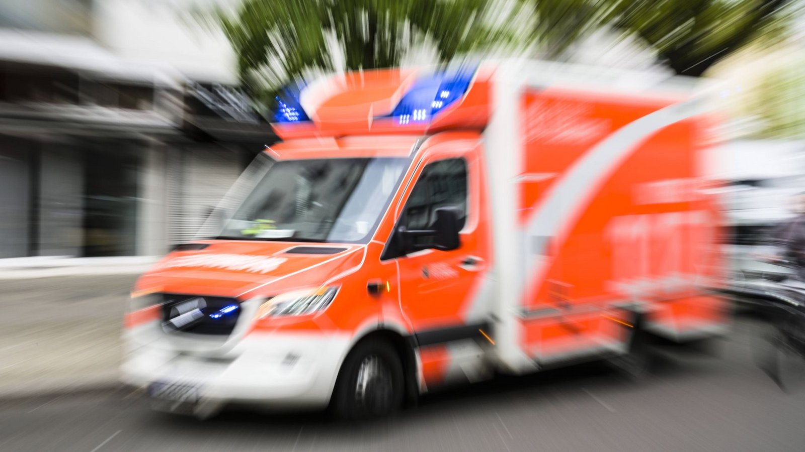 Der Mann kam mit schweren Verletzungen in ein Krankenhaus. (Symbolbild)Foto: IMAGO/Schöning Der Mann kam mit schweren Verletzungen in ein Krankenhaus. (Symbolbild)Foto: IMAGO/Schöning