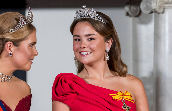 Prinzessin Ariane (r.) mit ihrer Schwester, Kronprinzessin Amalia.<span class='image-autor'>Foto: IMAGO / Content Curation</span>