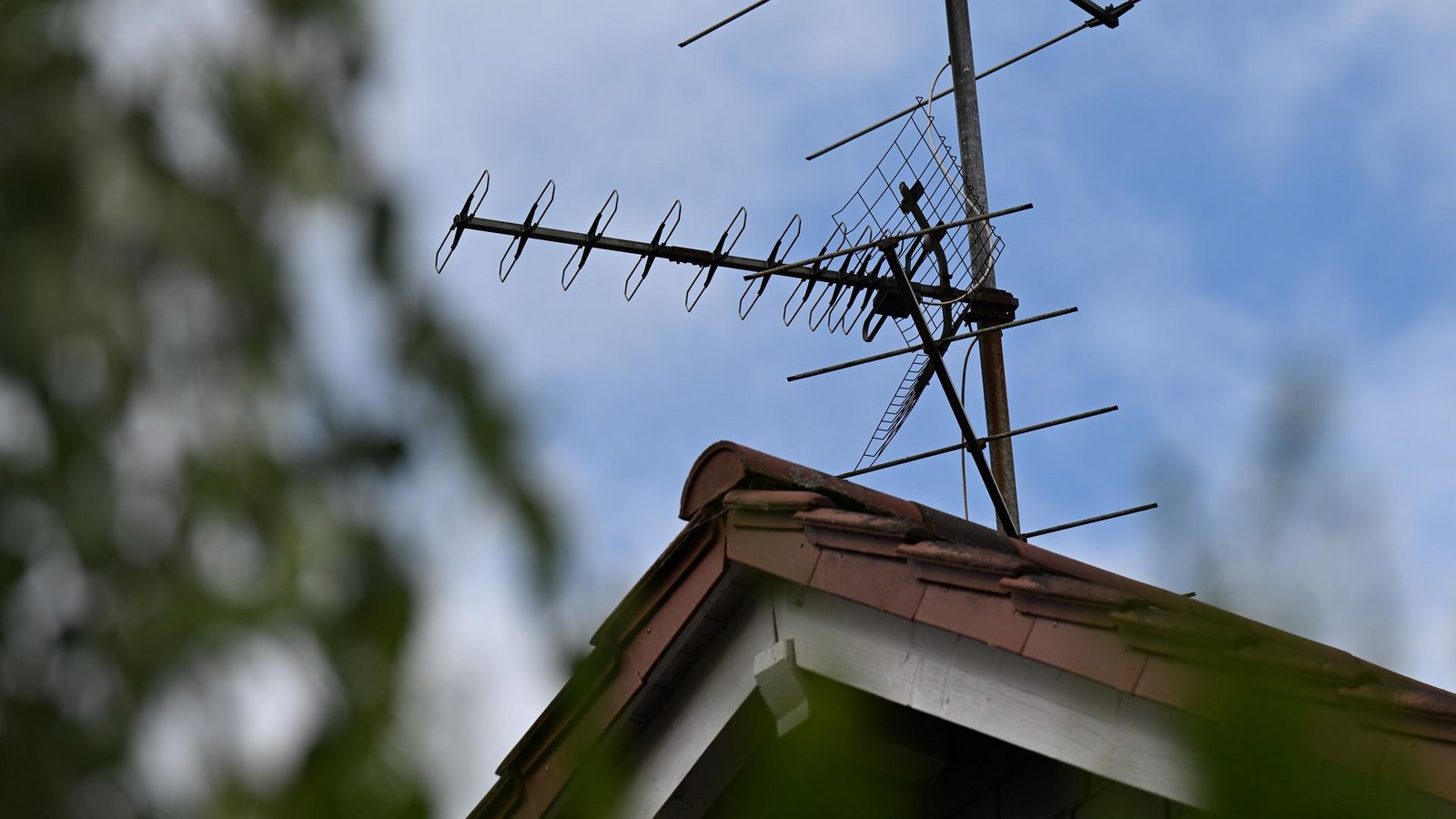 Eine Fernsehantenne auf dem Dach eines Wohnhauses: Diese Übertragungsform kommt aus der Mode.Foto: Wolf von Dewitz/dpa Eine Fernsehantenne auf dem Dach eines Wohnhauses: Diese Übertragungsform kommt aus der Mode.Foto: Wolf von Dewitz/dpa