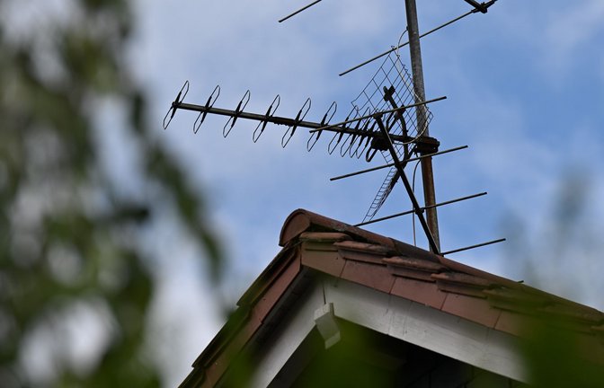Eine Fernsehantenne auf dem Dach eines Wohnhauses: Diese Übertragungsform kommt aus der Mode.<span class='image-autor'>Foto: Wolf von Dewitz/dpa</span>