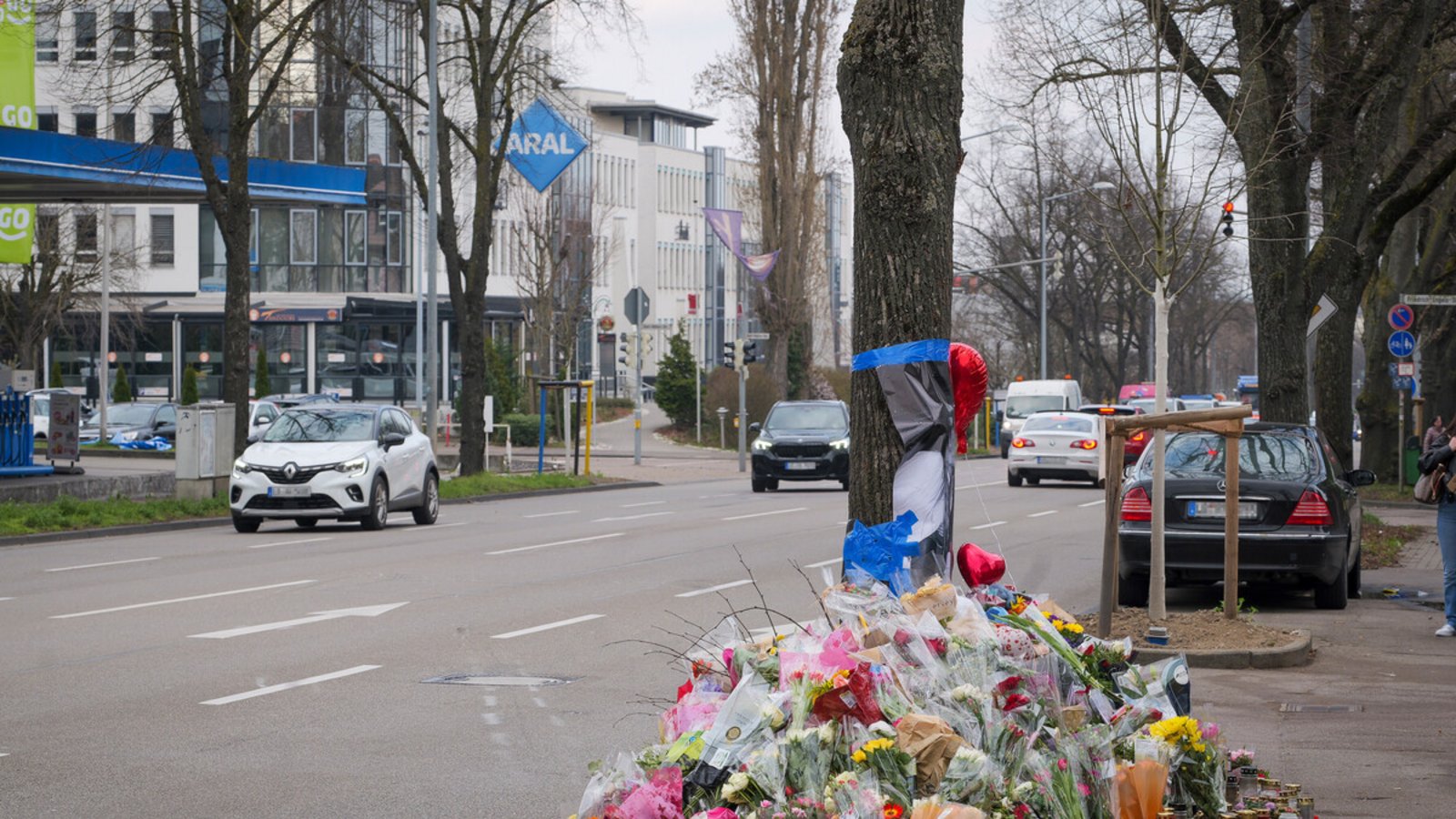 Der Tatort in Ludwigsburg war lange Zeit von Anteilnahme geprägt.Foto: Simon Granville)