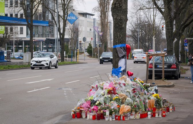 Der Tatort in Ludwigsburg war lange Zeit von Anteilnahme geprägt.<span class='image-autor'>Foto: Simon Granville)</span>