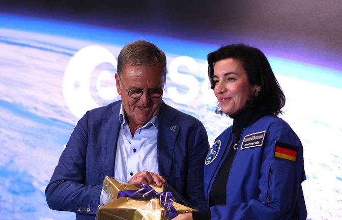 Roland Mack, geschäftsführender Gesellschafter des Europa-Park, und Bundesforschungsministerin Dorothee Bär (CSU) bei der Unterzeichnung der gemeinsamen Absichtserklärung.<span class='image-autor'>Foto: Philipp von Ditfurth/dpa</span>