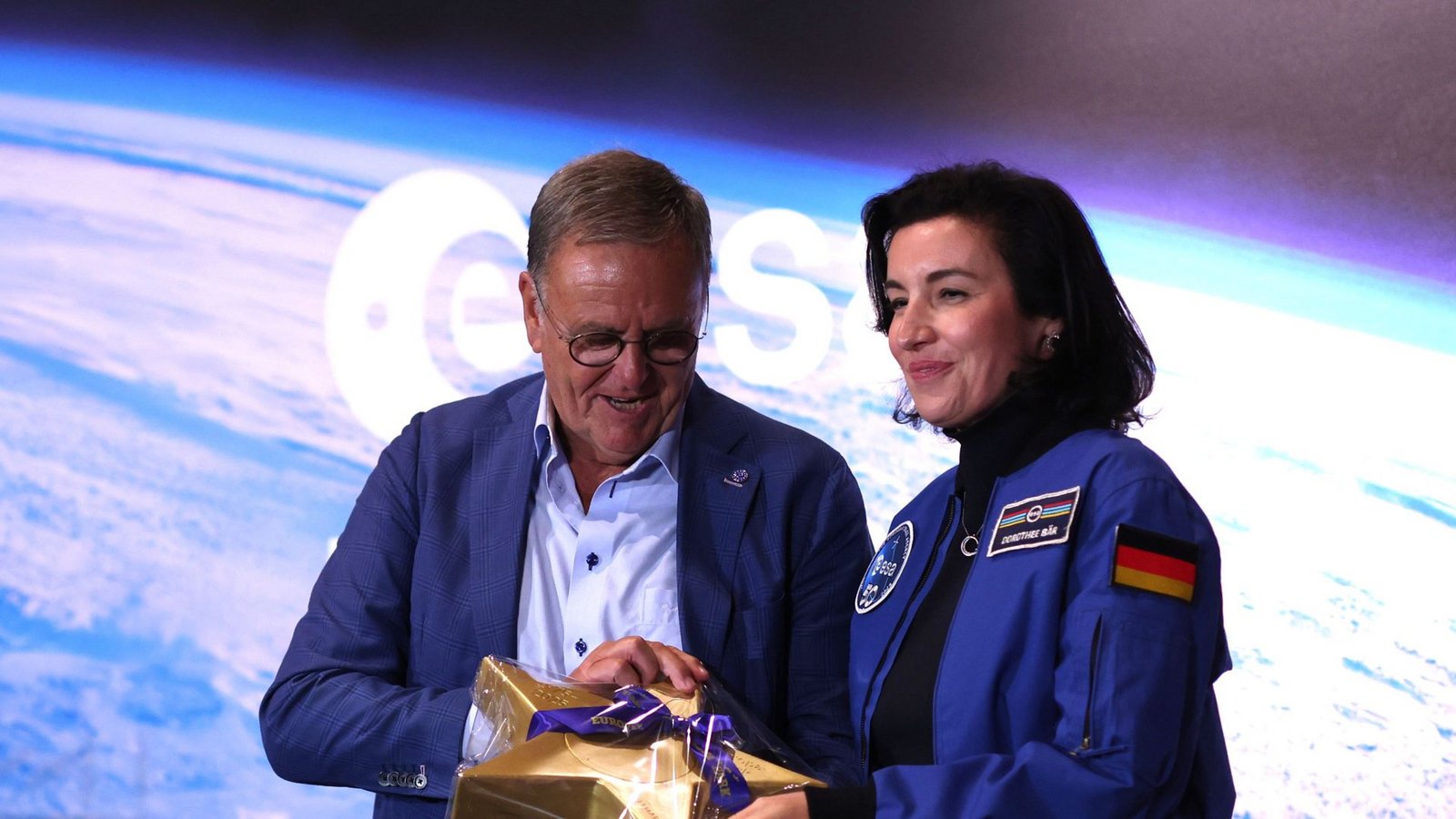Roland Mack, geschäftsführender Gesellschafter des Europa-Park, und Bundesforschungsministerin Dorothee Bär (CSU) bei der Unterzeichnung der gemeinsamen Absichtserklärung.Foto: Philipp von Ditfurth/dpa Roland Mack, geschäftsführender Gesellschafter des Europa-Park, und Bundesforschungsministerin Dorothee Bär (CSU) bei der Unterzeichnung der gemeinsamen Absichtserklärung.Foto: Philipp von Ditfurth/dpa