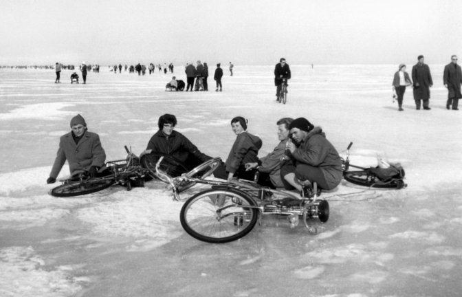 Auch mit Fahrrädern wagten sich die Menschen aufs Eis.<span class='image-autor'>Foto: Zeppelin-Museum</span>