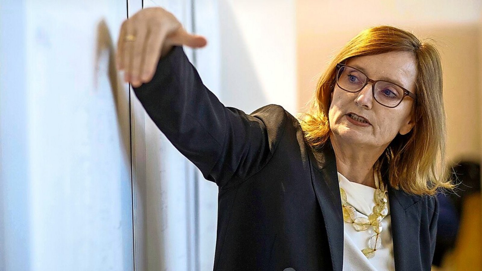Sie will es noch einmal wissen: Isabel Fezer stellt sich für die FDP erneut zur Wahl als Bürgermeisterin für Jugend und Bildung.Foto: Lichtgut/Leif Piechowski Sie will es noch einmal wissen: Isabel Fezer stellt sich für die FDP erneut zur Wahl als Bürgermeisterin für Jugend und Bildung.Foto: Lichtgut/Leif Piechowski