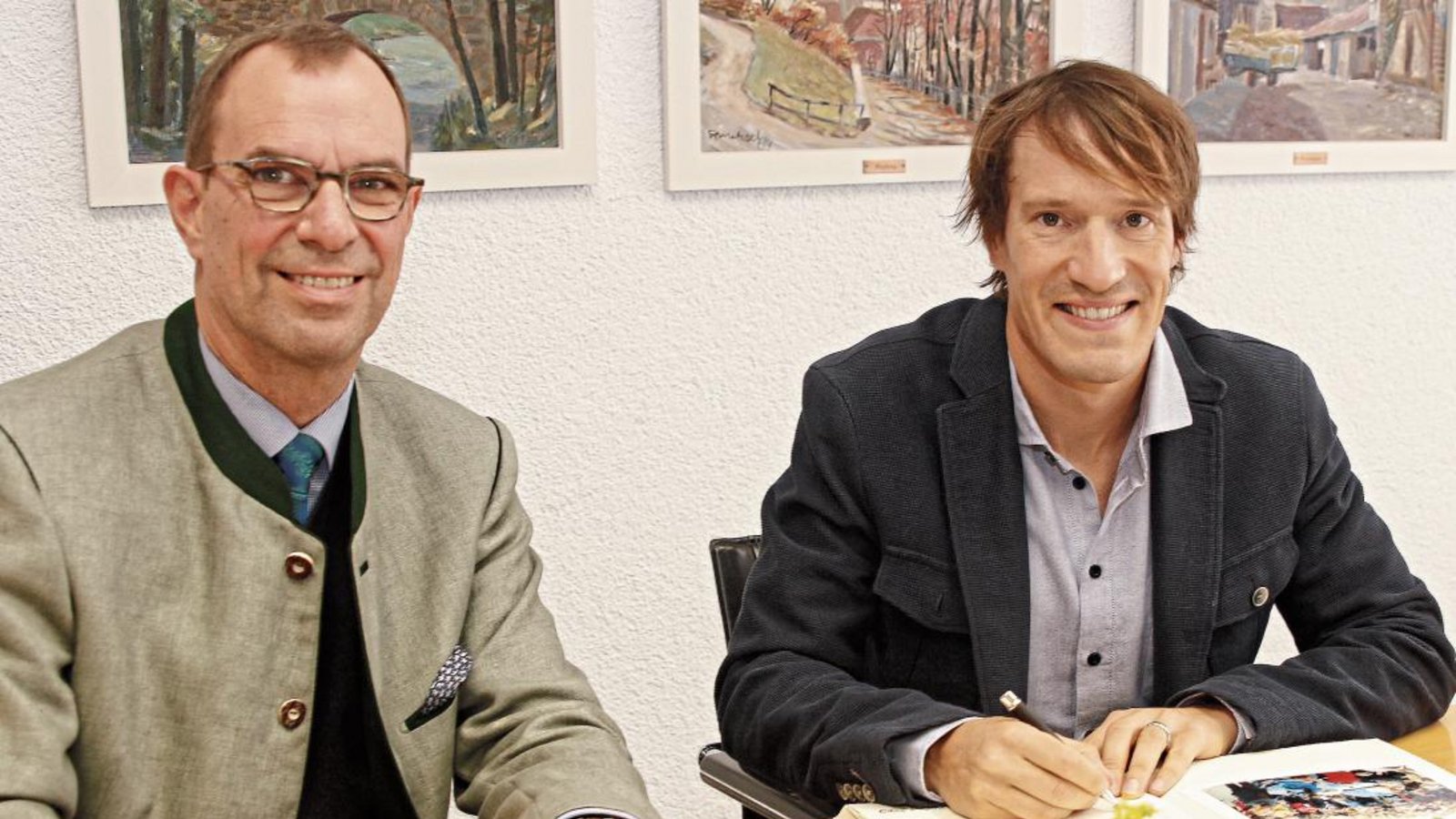 Sebastian Kienle (rechts) trägt sich nach seinem dritten Platz bei der Triathlon-WM auf Hawaii im Beisein von OB Frank Schneider zum wiederholten Mal ins Goldene Buch der Stadt Mühlacker ein. Foto: Kollros Sebastian Kienle (rechts) trägt sich nach seinem dritten Platz bei der Triathlon-WM auf Hawaii im Beisein von OB Frank Schneider zum wiederholten Mal ins Goldene Buch der Stadt Mühlacker ein. Foto: Kollros