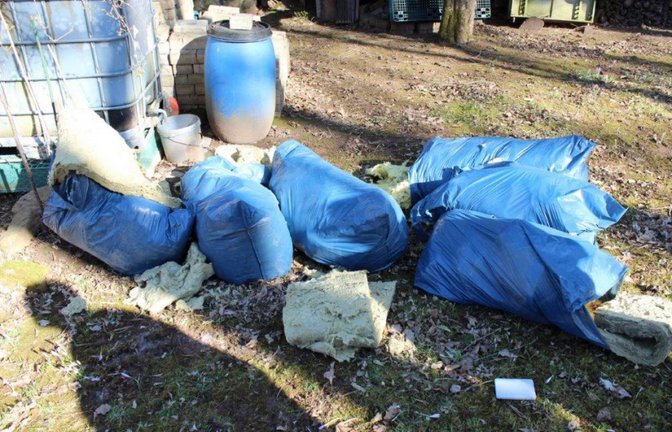 Säcke voller Dämmmaterial wurden in Gündelbach illegal entsorgt.  <span class='image-autor'>Foto: Polizei</span>