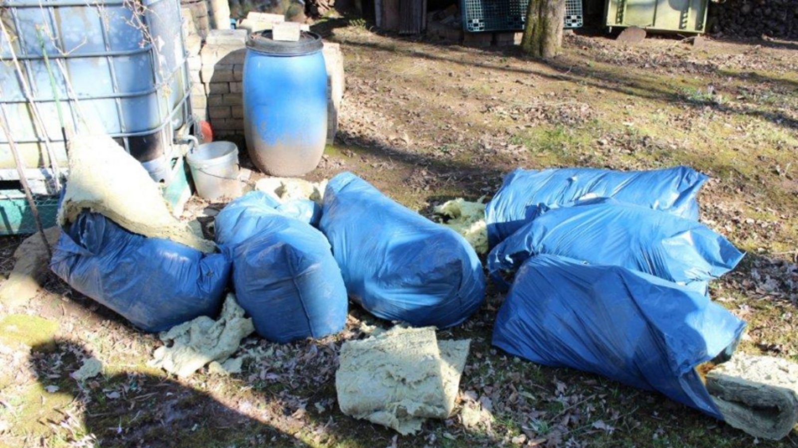 Säcke voller Dämmmaterial wurden in Gündelbach illegal entsorgt. Foto: Polizei Säcke voller Dämmmaterial wurden in Gündelbach illegal entsorgt. Foto: Polizei