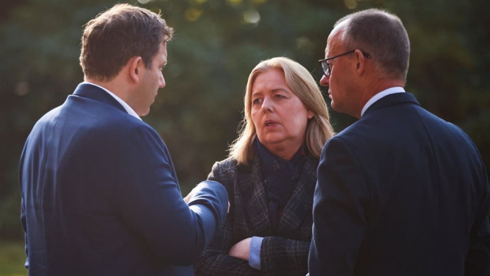Bundesfinanzminister Lars Klingbeil (SPD), Bundesarbeitsministerin Bärbel Bas (SPD) und Kanzler Friedrich Merz (CDU) bei einem Kabinettstreffen in der Villa Borsig.Liesa Johannssen/Reuters/Pool/dpa Bundesfinanzminister Lars Klingbeil (SPD), Bundesarbeitsministerin Bärbel Bas (SPD) und Kanzler Friedrich Merz (CDU) bei einem Kabinettstreffen in der Villa Borsig.Liesa Johannssen/Reuters/Pool/dpa