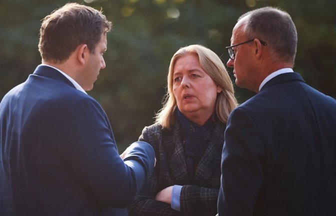 Bundesfinanzminister Lars Klingbeil (SPD), Bundesarbeitsministerin Bärbel Bas (SPD) und Kanzler Friedrich Merz (CDU) bei einem Kabinettstreffen in der Villa Borsig.<span class='image-autor'>Liesa Johannssen/Reuters/Pool/dpa</span>