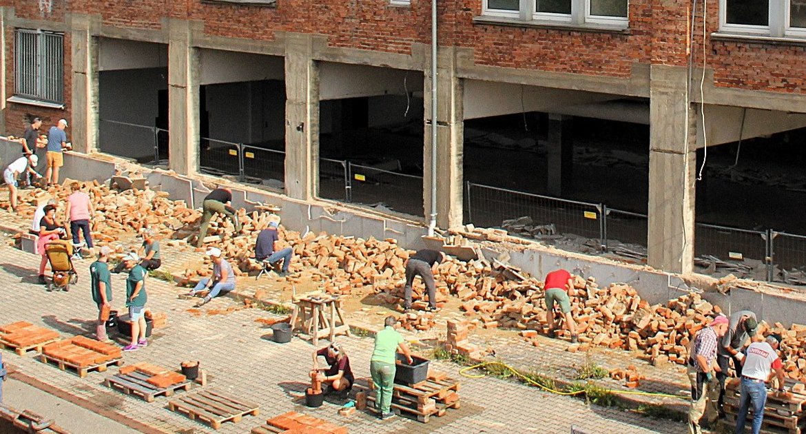 Ehrenamtliche helfen mit, die Backsteine des Enßle-Gebäudes zu recyclen und reisen Hütten in den Bürgergärten ab um Platz zu machen für die Gartenschau Vaihingen Enzückt 2029. Foto: Kauer