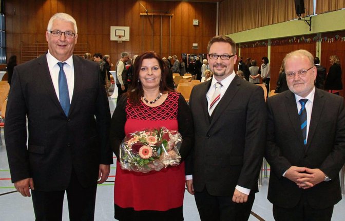 Der neue Eberdinger Schulleiter Frank Blobel (Zweiter von rechts) wurde gestern offiziell in sein Amt eingeführt. Ihm gratulierten Schulamtsdirektor Michael Karle (rechts) und Bürgermeister Peter Schäfer. Ein besonderer Dank ging auch an Christiane Müller, die von Januar bis Schuljahrsende die Leitung kommissarisch übernommen hatte.  Foto: Rostek