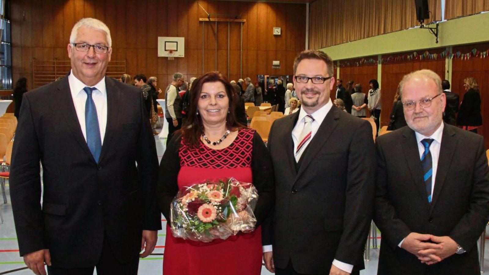 Der neue Eberdinger Schulleiter Frank Blobel (Zweiter von rechts) wurde gestern offiziell in sein Amt eingeführt. Ihm gratulierten Schulamtsdirektor Michael Karle (rechts) und Bürgermeister Peter Schäfer. Ein besonderer Dank ging auch an Christiane Müller, die von Januar bis Schuljahrsende die Leitung kommissarisch übernommen hatte. Foto: Rostek Der neue Eberdinger Schulleiter Frank Blobel (Zweiter von rechts) wurde gestern offiziell in sein Amt eingeführt. Ihm gratulierten Schulamtsdirektor Michael Karle (rechts) und Bürgermeister Peter Schäfer. Ein besonderer Dank ging auch an Christiane Müller, die von Januar bis Schuljahrsende die Leitung kommissarisch übernommen hatte. Foto: Rostek
