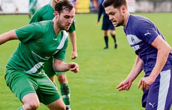 Der Roßwager Marius Zimmermann (rechts) versucht, seinen Markgröninger Gegenspieler Dominik Vetter zu überlaufen. Foto: Simecek