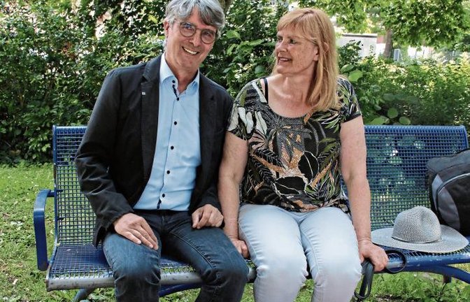 Armin Pioch präsentiert sich im Wahlkampf gern als Team mit Frau Susanne. Mit dabei auch „Zorro“, der Parson-Russell-Terrier. Foto: Bögel