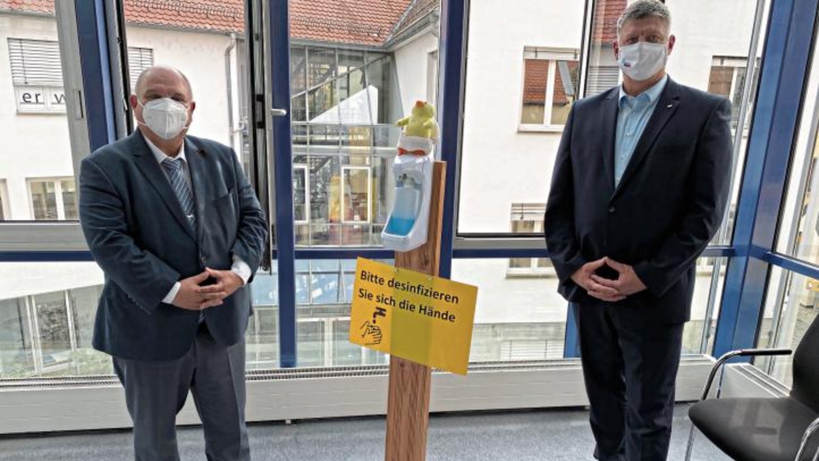 Gedankenaustausch mit Maske und Sicherheitsabstand: FDP-Landratskandidat Roland Zitzmann (rechts) und Sersheims Bürgermeister Jürgen Scholz. Foto: p Gedankenaustausch mit Maske und Sicherheitsabstand: FDP-Landratskandidat Roland Zitzmann (rechts) und Sersheims Bürgermeister Jürgen Scholz. Foto: p