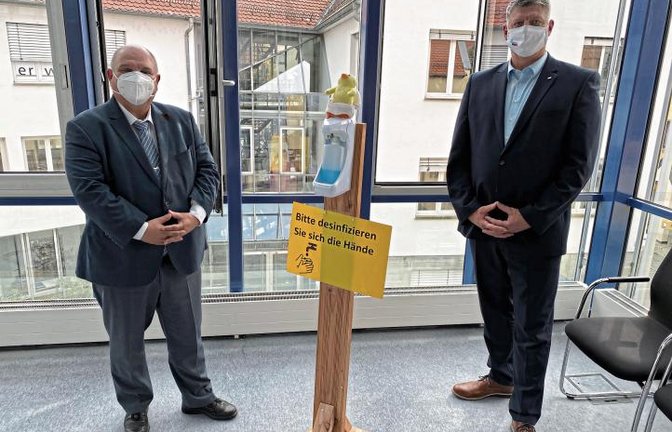 Gedankenaustausch mit Maske und Sicherheitsabstand: FDP-Landratskandidat Roland Zitzmann (rechts) und Sersheims Bürgermeister Jürgen Scholz.  Foto: p