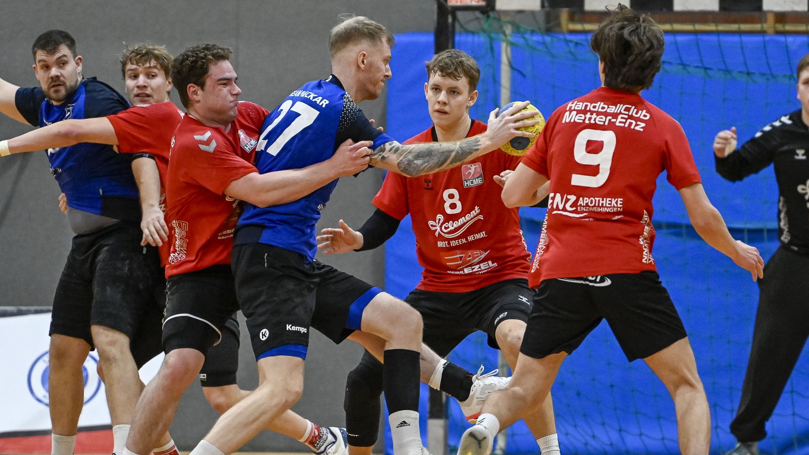 Wenig zulassen will die Abwehr des HC Metter-Enz (rote Trikots) gegen das Tabellenschlusslicht. Foto: Leitner