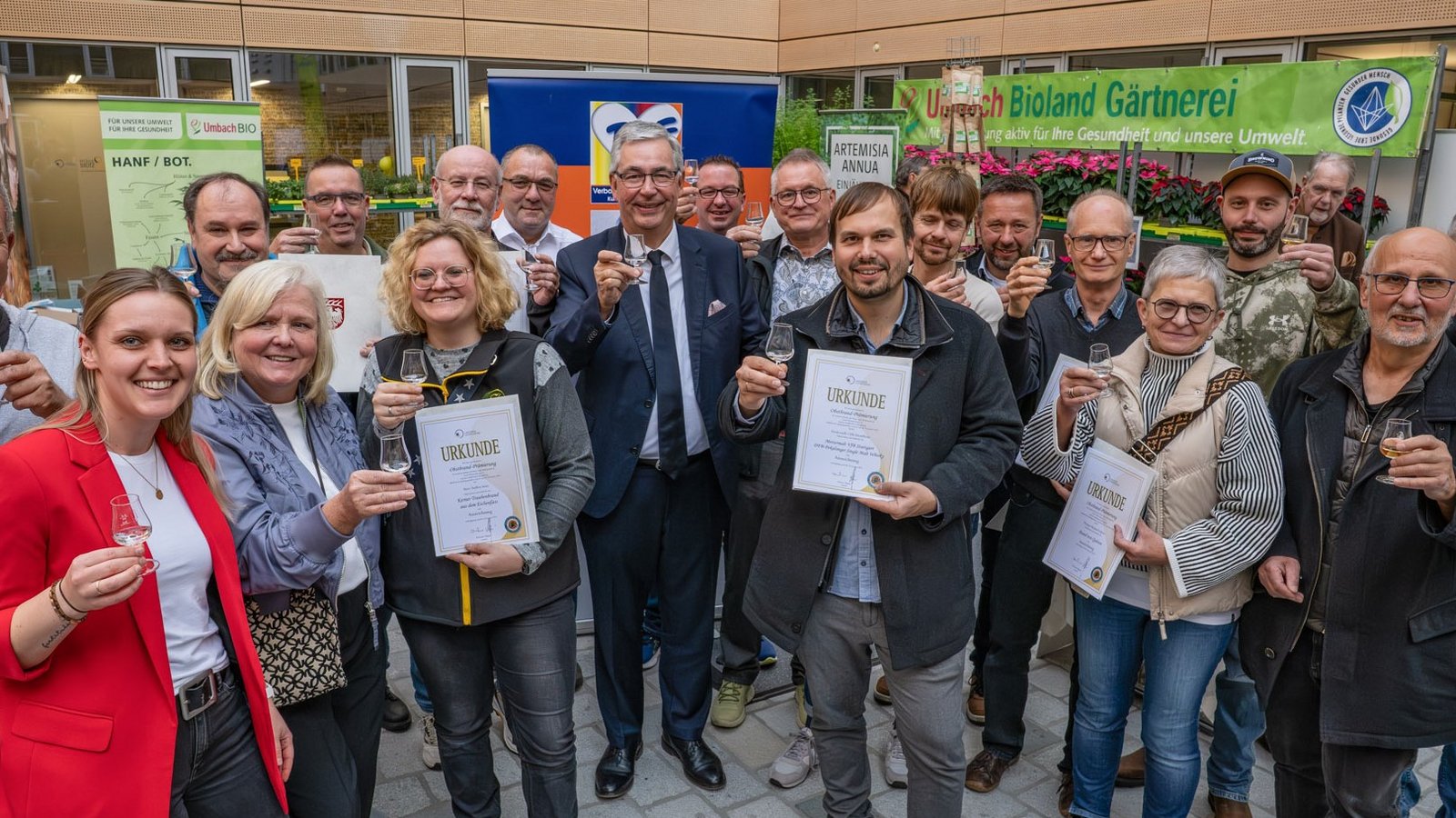 Gratulation bei der Obstbrandprämierung: 34 Urkunden gehen an 17 teilnehmende Obstbrennerinnen und Obstbrenner, aber auch an Privatpersonen, die Streuobstwiesen im Landkreis besitzen oder diese bewirtschaften. Foto: Landratsamt Ludwigsburg Gratulation bei der Obstbrandprämierung: 34 Urkunden gehen an 17 teilnehmende Obstbrennerinnen und Obstbrenner, aber auch an Privatpersonen, die Streuobstwiesen im Landkreis besitzen oder diese bewirtschaften. Foto: Landratsamt Ludwigsburg
