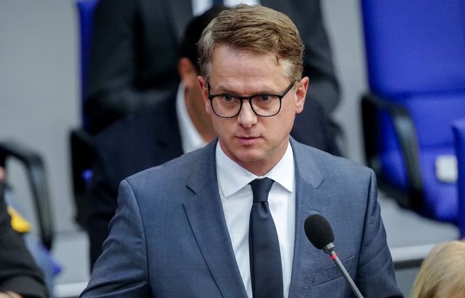 Gesundheitsminister Carsten Linnemann (CDU) hat die Forderung des Koalitionspartners SPD nach einer Deckelung der Eigenanteile bei der Pflege kategorisch zurückgewiesen (Archivfoto).<span class='image-autor'>Kay Nietfeld/dpa</span>