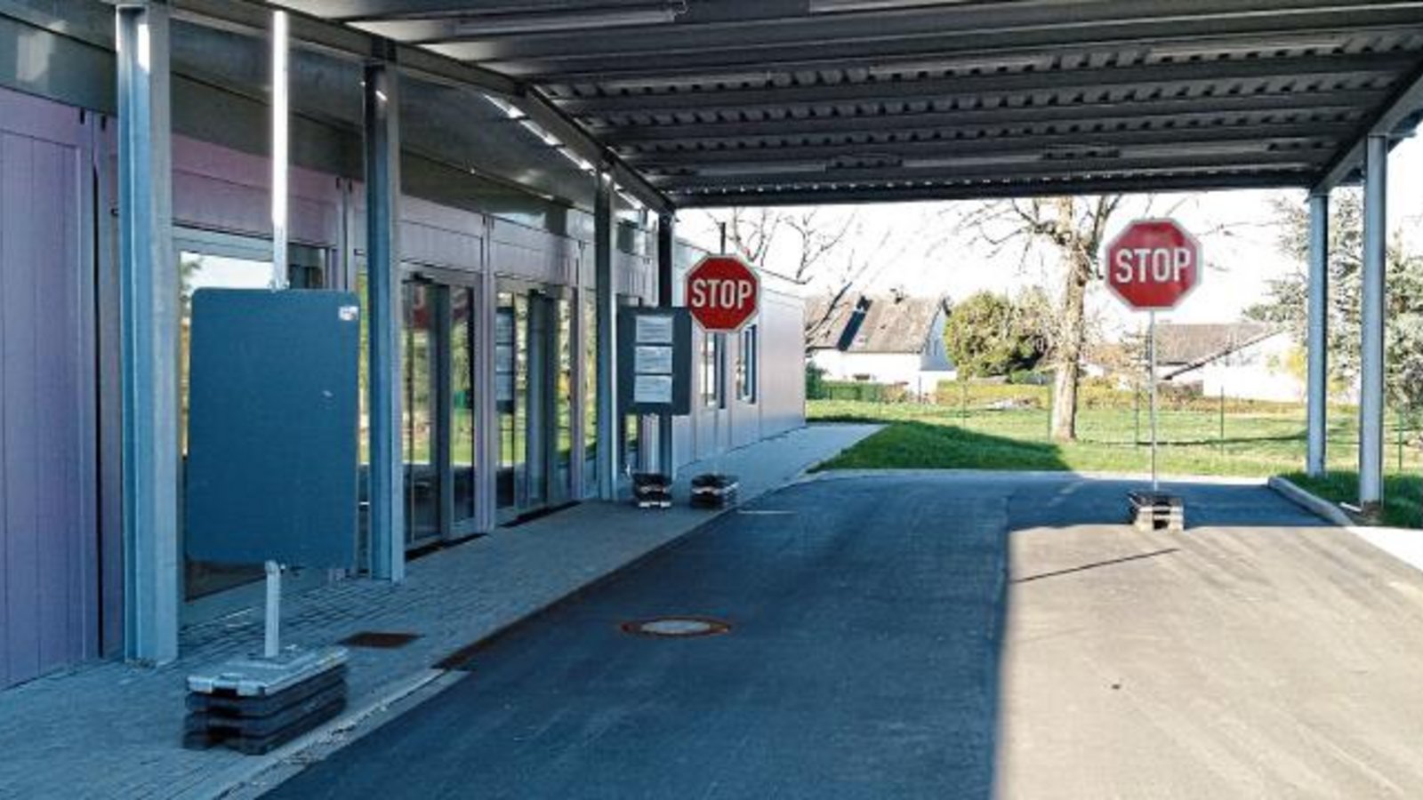 „Einfahrt frei“ nur mit Termin: Auf dem Lerncampus Buckenberg in Pforzheim ist gestern ein Drive-In-Testzentrum in Betrieb gegangen.  Foto: Enzkreis