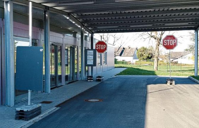 „Einfahrt frei“ nur mit Termin: Auf dem Lerncampus Buckenberg in Pforzheim ist gestern ein Drive-In-Testzentrum in Betrieb gegangen.  Foto: Enzkreis