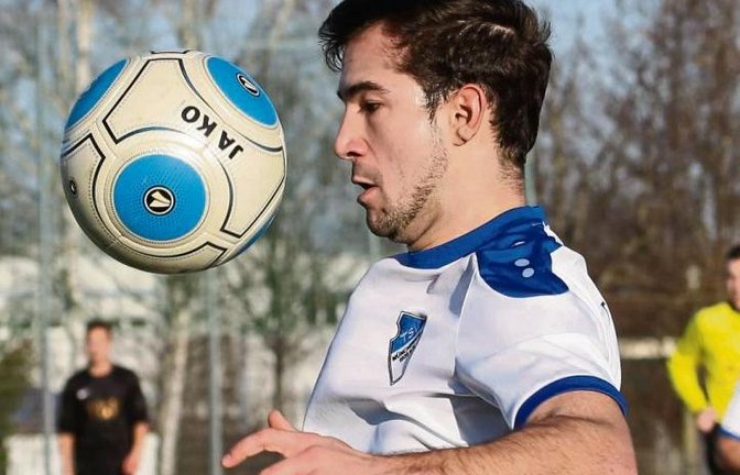 Noch hat er den Ball für Landesligist Münchingen im Blick: Roberto Ancona Foto: Baumann