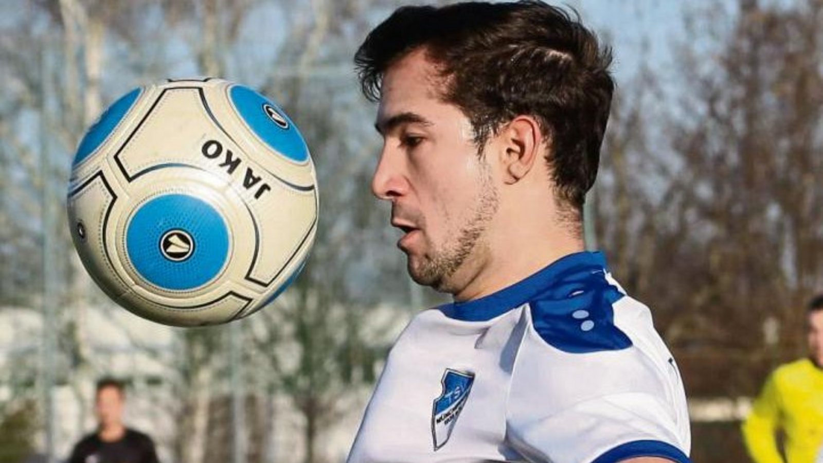 Noch hat er den Ball für Landesligist Münchingen im Blick: Roberto Ancona Foto: Baumann