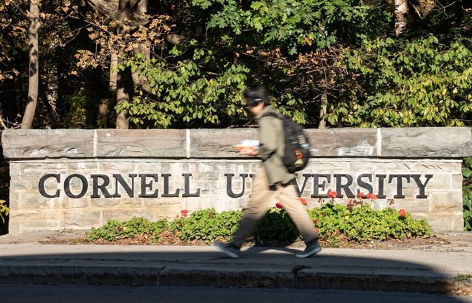 Eine Person geht über den Campus der Cornell University (Symbolbild).<span class='image-autor'>Matt Burkhartt/AP/dpa</span>