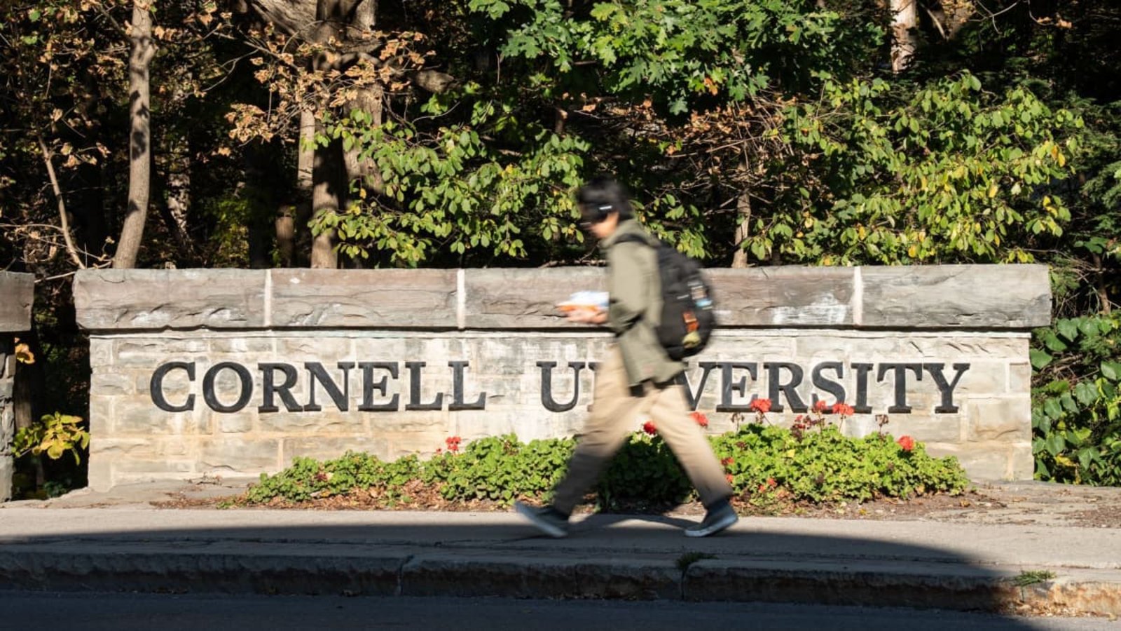 Eine Person geht über den Campus der Cornell University (Symbolbild).Matt Burkhartt/AP/dpa Eine Person geht über den Campus der Cornell University (Symbolbild).Matt Burkhartt/AP/dpa