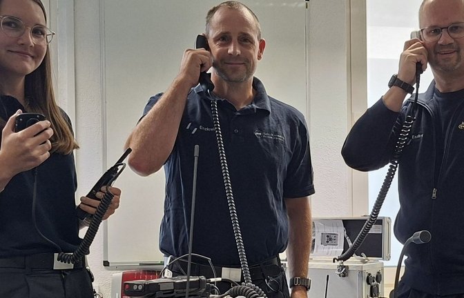 Kreisbrandmeister Carsten Sorg (rechts) und die beiden Fachleute für Kommunikations- und Alarmierungstechnik im Landratsamt, Boris Bader und Leonie Guth, freuen sich über die neue Funktechnik im Enzkreis. <span class='image-autor'>Foto: Enzkreis, Christian Thümmel</span>